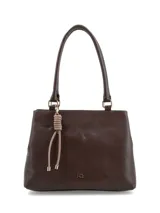 Cartera de hombro color chocolate con textura granulada, asas fijas y detalle decorativo de nudo con cordones en tono rosado en uno de los laterales. Incluye logo metálico en la parte inferior frontal.