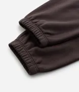 Pantalón jogger de algodón con felpa, color beige, con cintura elástica, cordón ajustable, bolsillos laterales y puños elásticos en los tobillos.