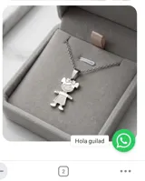 Collar de cadena fina con dije de acero italiano en forma de niña con diseño grabado.