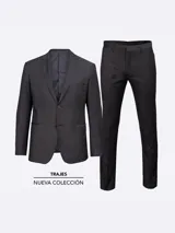 Traje de corte slim compuesto por saco con solapas, bolsillos laterales y forro interior, y pantalón a juego con bolsillos frontales y traseros.