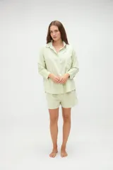 Short rosado de algodón con diseño a rayas verticales y cintura elástica, con etiqueta frontal de la marca Aire.