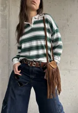 Sweater liviano de punto con diseño a rayas horizontales en color verde y blanco, cuello polo con solapa y mangas largas.