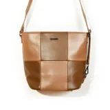 Cartera tipo tote bag de símil cuero color marrón, con diseño de bloques de color.