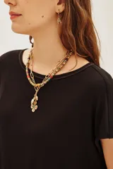 Remera negra de morley, de manga corta y cuello redondo.