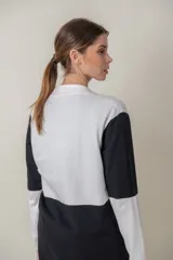 Saco largo combinado en blanco y negro, de tejido fino y corte suelto.