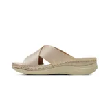 Sandalias casuales Korium Confort Ioanna con tiras cruzadas texturizadas en color negro, plataforma baja y costuras pespunteadas en contraste.