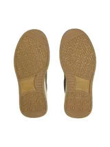 Zapatillas Tommy Jeans de corte bajo confeccionadas en ante de color verde militar, con suela chunky de goma blanca y detalle marrón en la suela inferior, cordones tono sobre tono y talón en contraste.