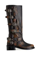 Botas de cuero marrón con efecto gastado, caña alta y hebillas metálicas.