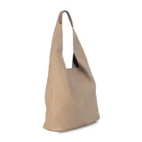 Cartera tipo hobo de cuero sintético en color tostado, con diseño amplio, costuras visibles y correa integrada para el hombro.