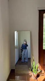 Pantalón de jogging de corte recto y holgado, color gris melange, con cintura elástica y cordón ajustable. Cuenta con bolsillos laterales y un interior frizado para mayor calidez.