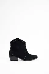 Botas texanas cortas de cuero vacuno color negro, con diseño de punta fina y taco cuadrado. Presentan detalles de tachas metálicas plateadas distribuidas en la parte frontal y lateral.