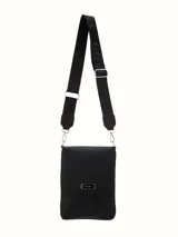 Bandolera Terrano de diseño compacto y moderno, confeccionada en material símil cuero con textura granulada. Presenta una solapa frontal con placa metálica con el logo de la marca y una correa larga regulable de cinta tejida con el nombre de la marca grabado.