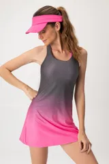 Conjunto deportivo compuesto por un vestido corto con diseño degradado de gris a fucsia y un short interno. El vestido presenta un corte tipo musculosa con espalda deportiva.