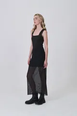Falda larga de corte recto y ajuste al cuerpo, confeccionada en tejido semitransparente con estampado animal print en tonos oscuros.
