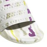 Sandalias tipo ojota Adidas Adilette, modelo colaboración con Thebe Magugu, con diseño estampado multicolor sobre base blanca y las tres tiras características en la banda superior.