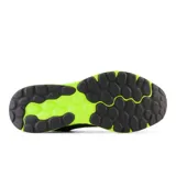 Championes de running New Balance 420, color negro con detalles en gris y suela verde lima.