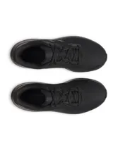Championes de running Under Armour modelo Charged Pursuit 4, color negro. Presentan una parte superior de malla transpirable, entresuela Charged Cushioning para mayor amortiguación y suela exterior resistente con tracción.