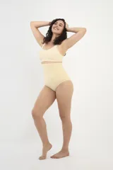 Sujetador moldeador sin aros color beige.