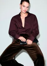 Pantalón wide leg de terciopelo marrón, de tiro medio con cintura elástica sin cierre y diseño largo fluido.