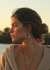 Aros colgantes plateados con forma de estribo, con cierre de gancho.