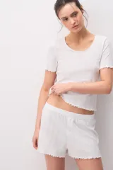 Short de pijama blanco de 100% algodón, con diseño texturado a rayas verticales, cintura elástica con botones decorativos y detalles de ondas en el ruedo.