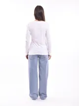 Remera negra de manga larga con escote en V y estampa frontal blanca con diseño de soles y la frase 'Woke Up'.