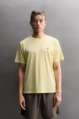 Remera Zara Athleticz de corte relaxed fit, confeccionada en tejido técnico fluido y ligero, en color verde militar. Presenta cuello redondo, manga corta y pequeño estampado a contraste en el pecho.