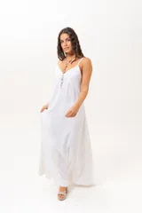 Vestido largo blanco de tirantes finos, con escote en V y corte amplio.