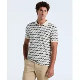 Polo de manga corta con estampado de rombos en contraste, cuello clásico y cierre frontal de botones.