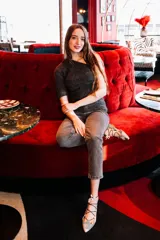 Bailarinas con base de napa trenzada en tonos blanco, negro y gris con diseño de damero. Cierre con cordones negros y detalle de borlas en la parte trasera. Diseñadas y producidas de forma artesanal 100% en España con materiales de alta calidad y suela de cuero.