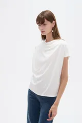 Top blanco de viscosa, de corte holgado, mangas cortas y cuello buche con drapeado.