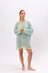 Vestido corto de red color celeste con terminaciones en amarillo.