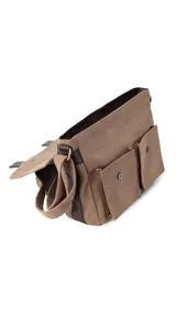 Morral de tela canvas color marrón claro con detalles en cuero sintético marrón oscuro. Tiene tapa frontal con dos correas ajustables, múltiples compartimentos y correa de hombro ajustable.
