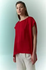 Blusa roja de satén con cuello redondo y mangas cortas.