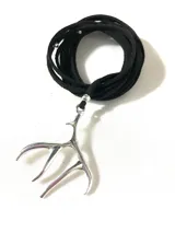 Collar de tiento negro con dije plateado en forma de asta de ciervo.