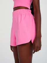 Short verde lima con cintura elastizada y pliegues frontales.