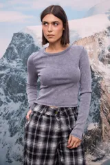 Remera básica de manga larga con cuello redondo y efecto lavado, confeccionada en tejido de punto acanalado.