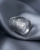 Anillo de plata 925 con diseño frontal amplio y texturizado en bajo relieve con acabado pavonado.