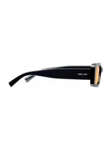 Lentes de sol con montura rectangular de color negro y cristales de color naranja. Cuentan con protección UV400 y recubrimiento antiscratch.