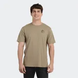 Remera de manga corta color verde oliva, con cuello redondo y pequeño logo circular estampado en el pecho.