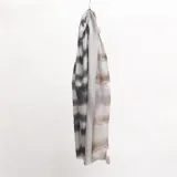 Pashmina rectangular de tejido ligero con estampado degradado en tonos grises y marrones, realzado con líneas horizontales de detalles dorados.