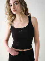 Musculosa cropped de tejido rib color negro, con escote redondo y tiras anchas, de diseño entallado.
