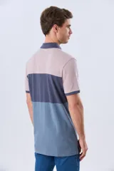 Remera polo de piqué con diseño de franjas horizontales en bloques de color, manga corta, cuello camisero y cartera de botones.