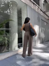 Pantalón de morley elastizado color chocolate con finas rayas verticales, cintura elástica con cordón ajustable y bolsillos laterales.