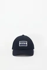 Gorra Levi's de color azul marino con visera curva y un parche bordado rectangular en el frente con el logo de la marca en blanco y azul.