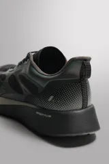 Zapatilla de running para asfalto con parte superior de tejido de punto transpirable y refuerzos Shield Protect Max en puntera y talón. Cuenta con suela de TPU con tecnología Bright Foam para absorción de impacto, estabilidad y rebote, ajuste por cordones y tirador posterior.