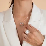 Collar de plata 925 con cadena fina de eslabones y dije circular con diseño trenzado.