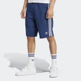 Short deportivo Adidas de color azul, confeccionado en tejido French terry de algodón. Presenta el diseño clásico de tres rayas blancas laterales, cintura elástica con cordón ajustable, bolsillos laterales con cierre y el logo del trébol bordado en la pierna.