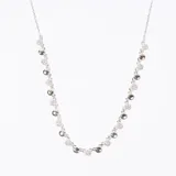 Collar plateado con cadena fina y dije de círculos con incrustaciones de strass y círculos lisos.