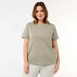 Camiseta de manga corta en color verde oliva, con cuello redondo y corte clásico.